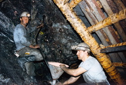 Erzgebirge Uranbergbau der Wismut, Hauer beim besetzen der  Sprenglöcher