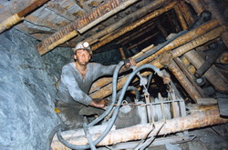 Erzgebirge Uranbergbau der Wismut Abbauhauer beim Schrappern