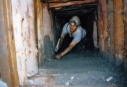 Erzgebirge Uranbergbau der Wismut Abbauhauer beim re­pa­rie­ren der Bunkerrolle